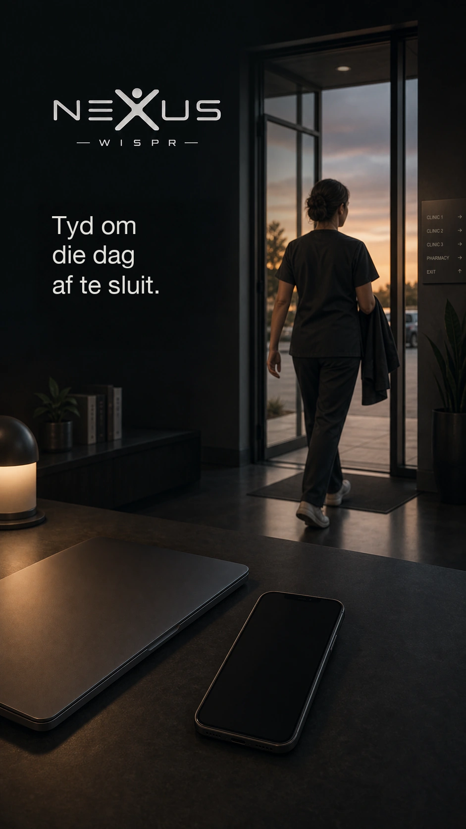’n Gesondheidswerker verlaat die kliniek teen sononder; ’n toe skootrekenaar en foon lê op die lessenaar.