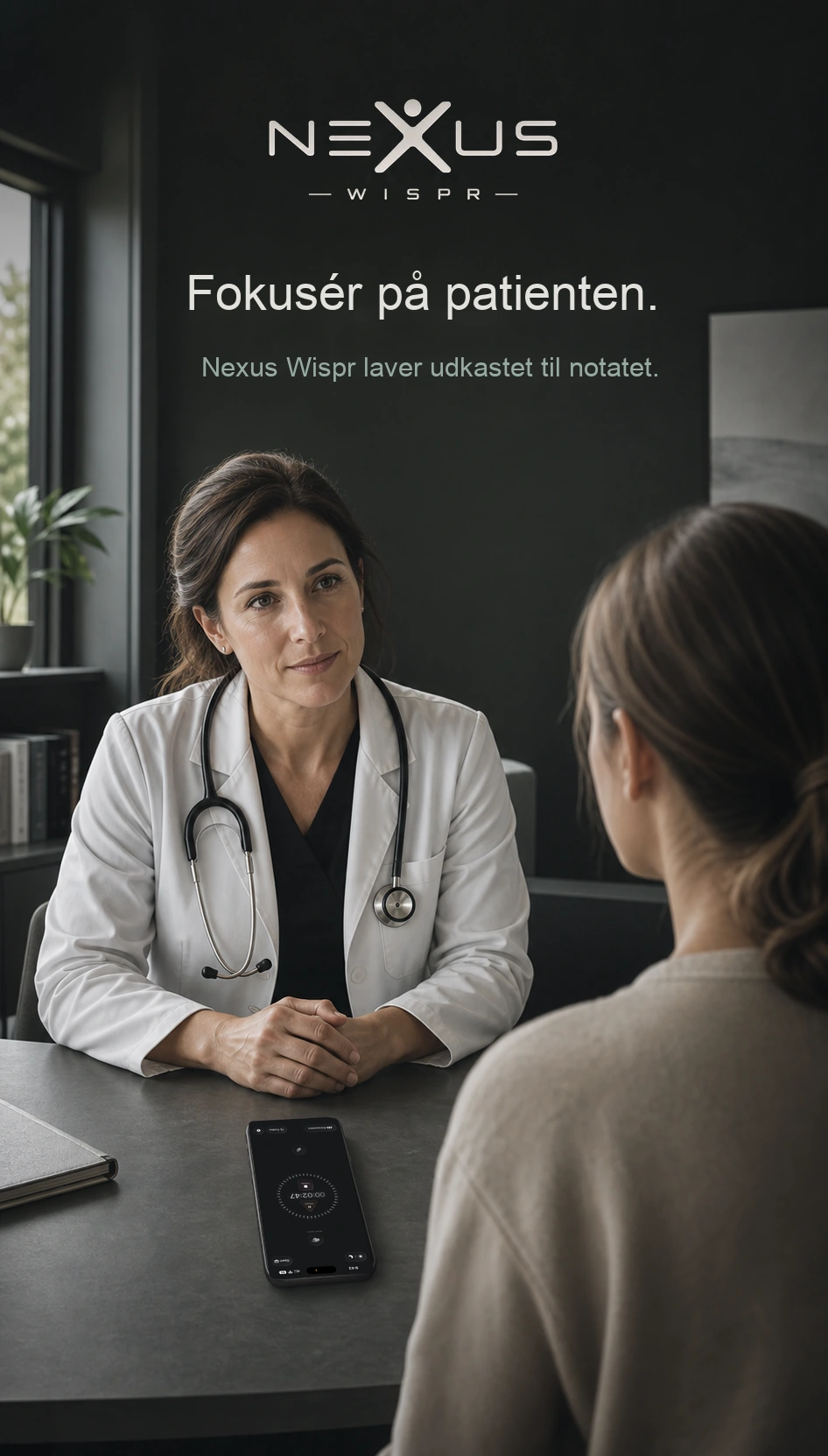 En sundhedsprofessionel lytter til en patient, mens Nexus Wispr optager på skrivebordet.