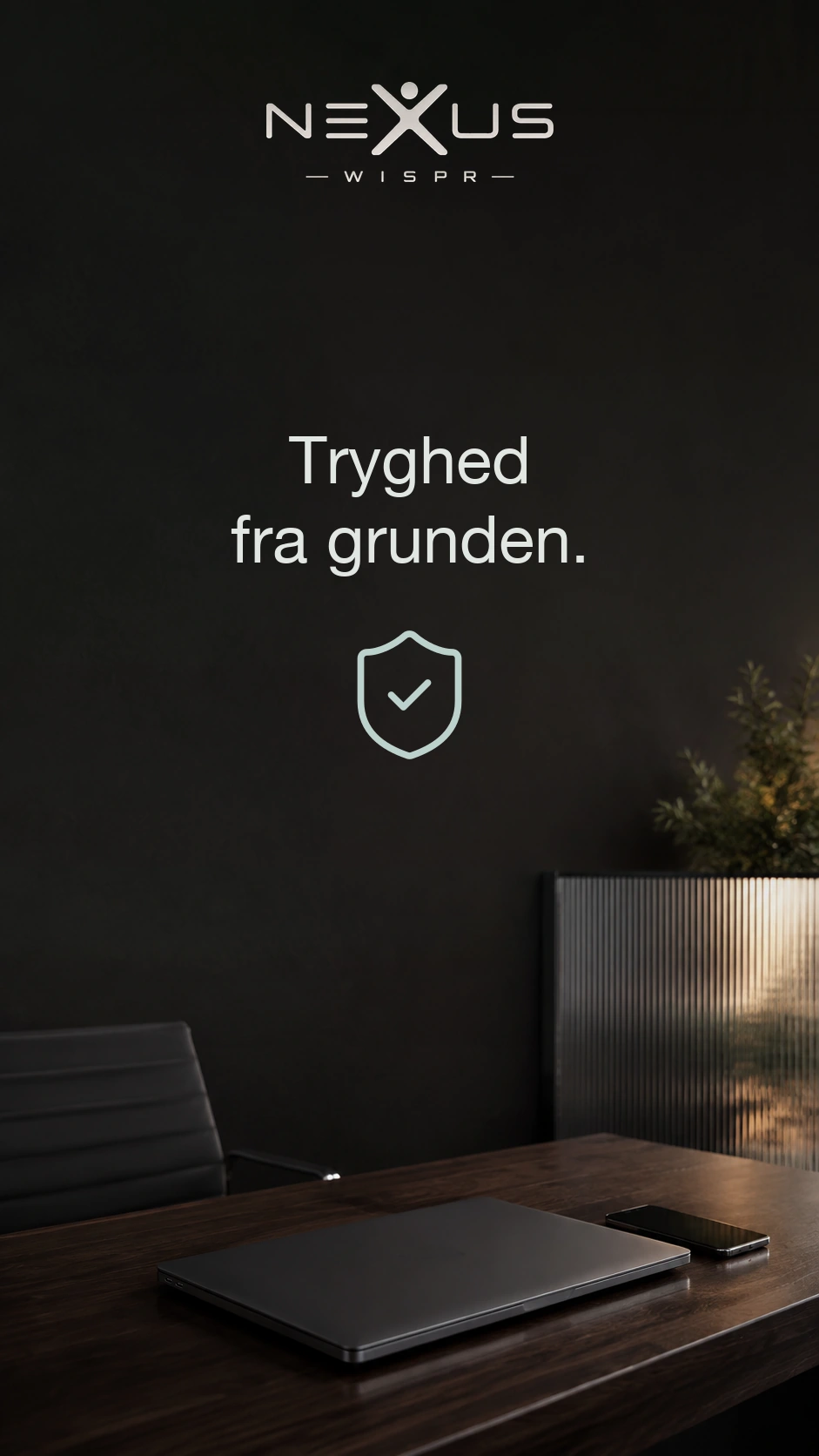 Nexus Wispr-logoet og ”Tryghed fra grunden” over et skjold; lukket bærbar computer og telefon på bordet.