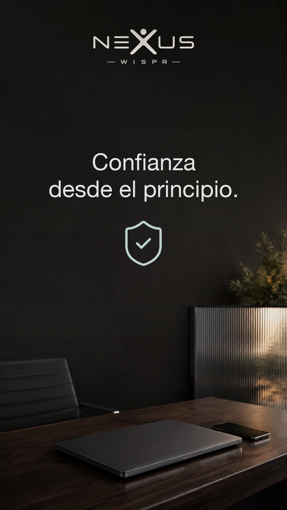 El logo de Nexus Wispr y «Confianza desde el principio» sobre un escudo; un portátil cerrado y un teléfono en la mesa.