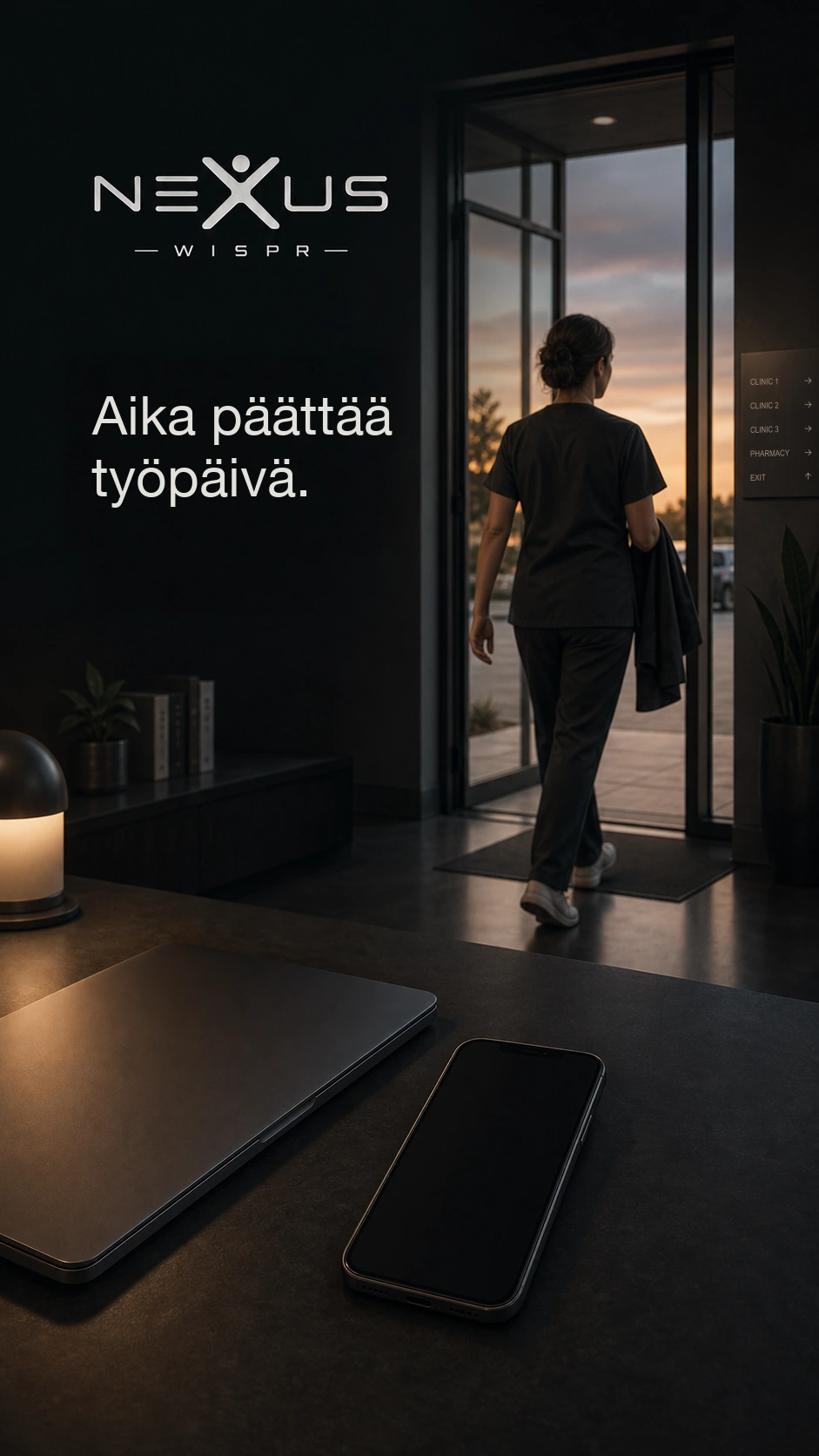 Terveydenhuollon ammattilainen poistuu klinikalta auringonlaskussa; suljettu kannettava ja puhelin pöydällä.