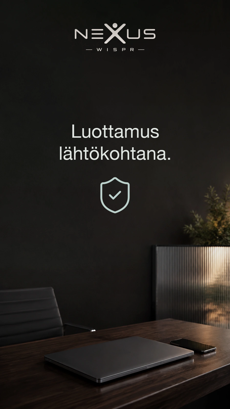 Nexus Wisprin logo ja ”Luottamus lähtökohtana” kilven yläpuolella; suljettu kannettava ja puhelin pöydällä.