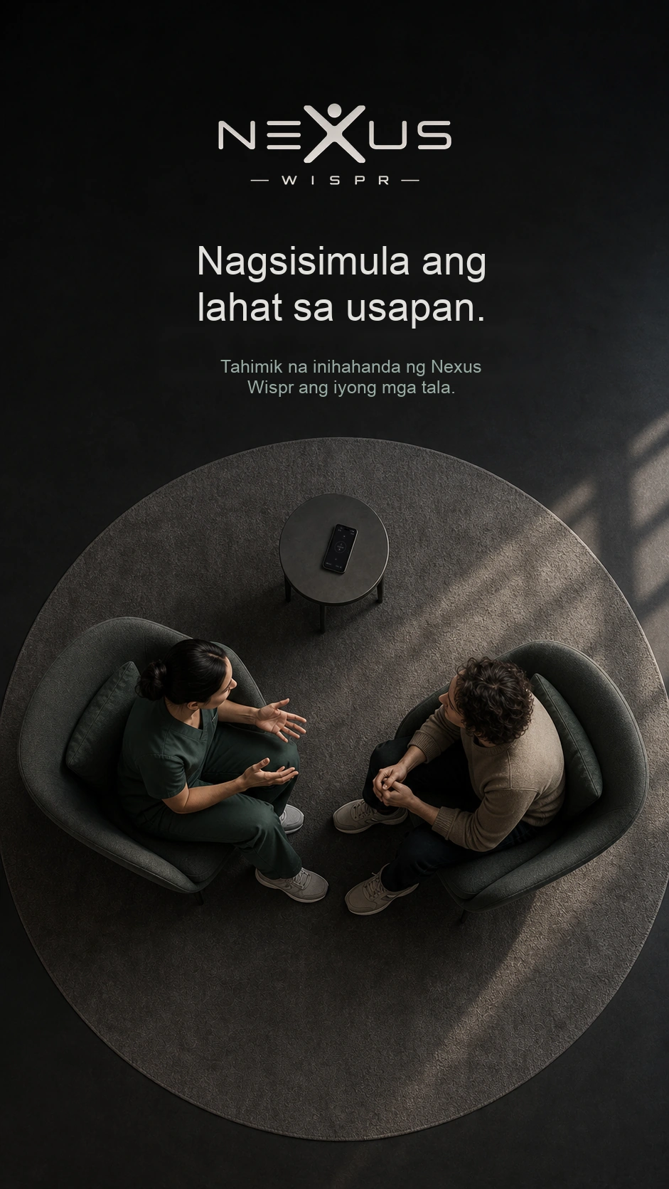 Tanaw mula sa itaas ang konsultasyon, na may teleponong nagre-record sa maliit na mesa.