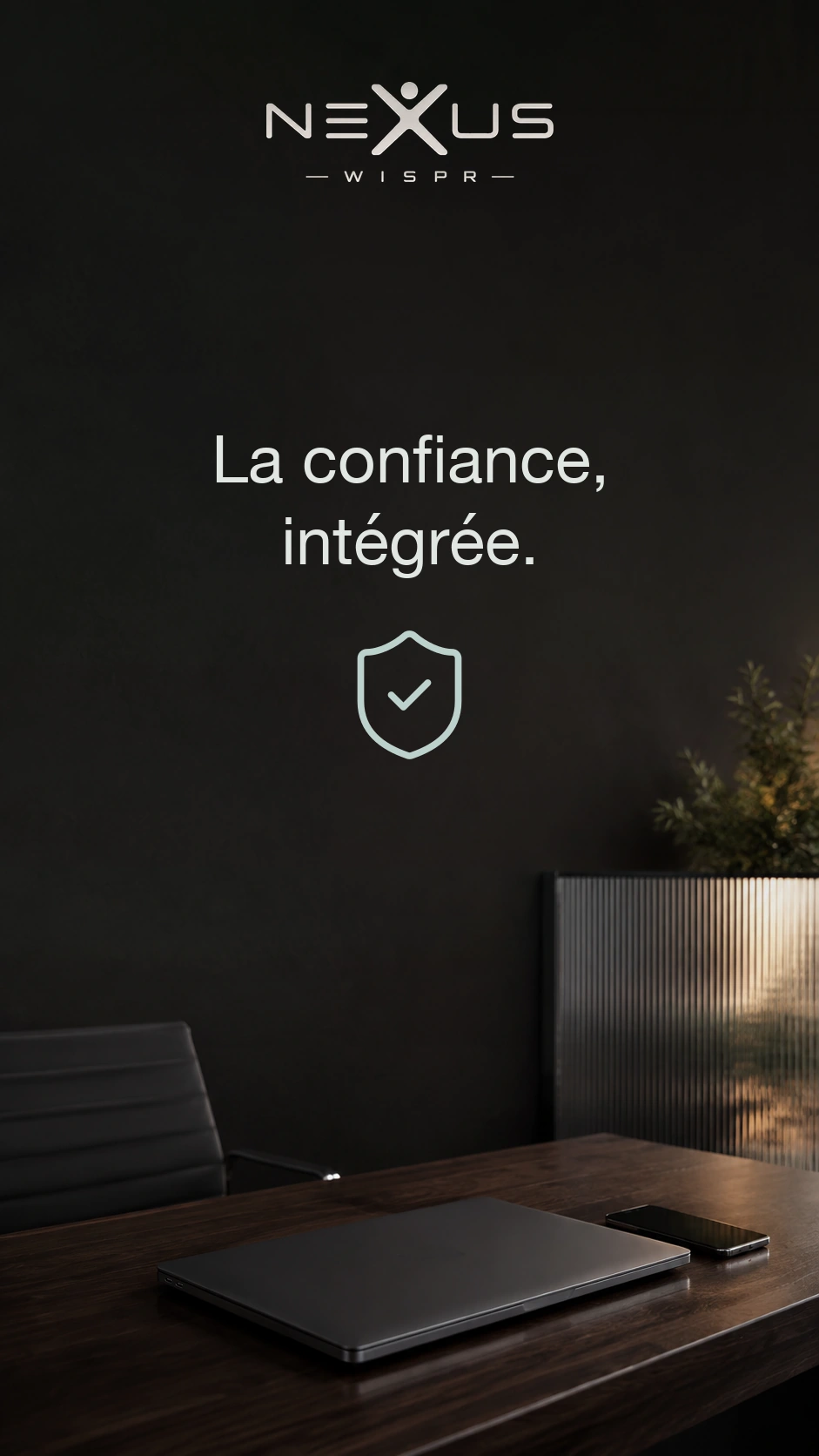 Le logo Nexus Wispr et « La confiance, intégrée. » au-dessus d’un bouclier, avec un ordinateur fermé et un téléphone sur le bureau.