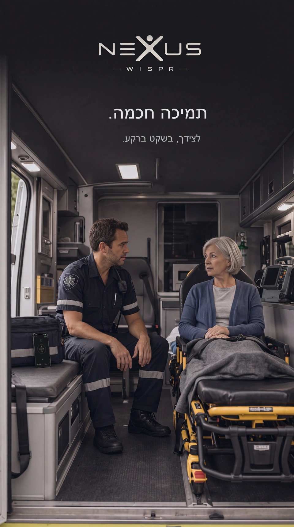 פרמדיק משוחח עם מטופלת באמבולנס, כש-Nexus Wispr נמצא בקרבתם.