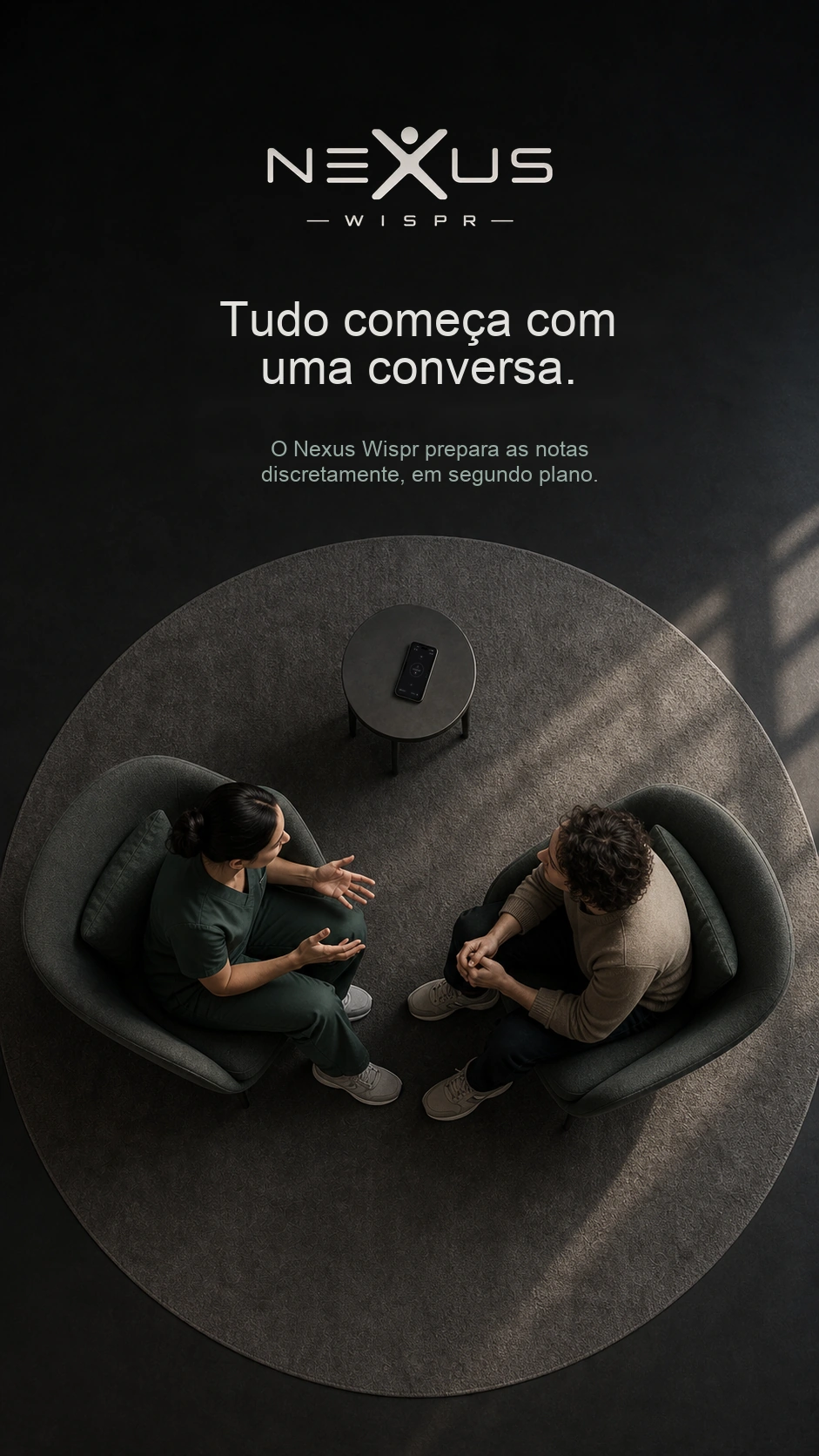 Vista de cima de uma consulta, com um celular gravando sobre uma pequena mesa.