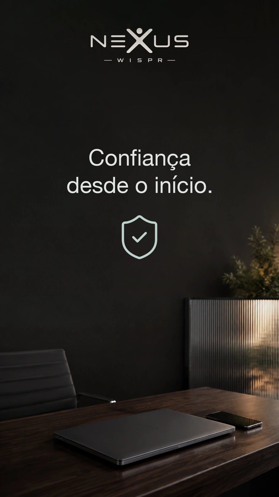 O logo Nexus Wispr e “Confiança desde o início” acima de um escudo; notebook fechado e celular sobre a mesa.