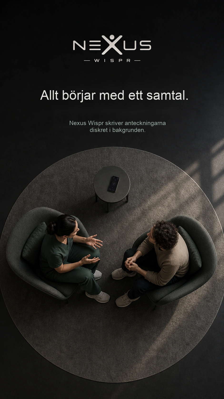 Ett vårdsamtal sett uppifrån, med en telefon som spelar in på det lilla bordet.