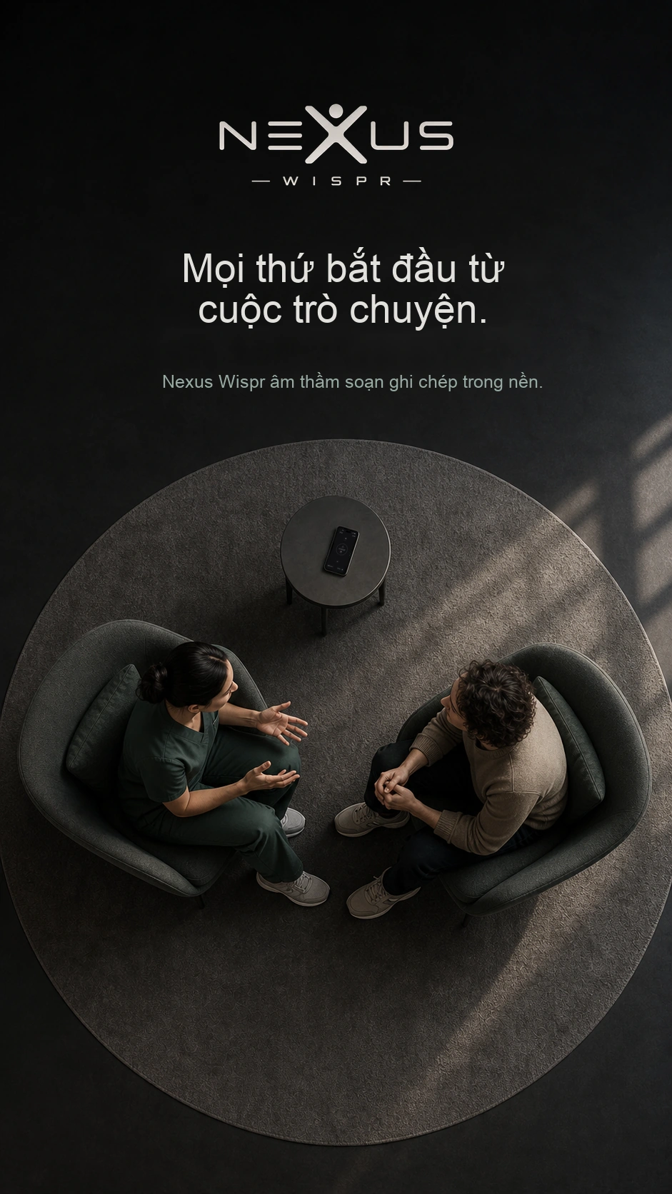 Buổi tư vấn nhìn từ trên cao, với điện thoại ghi âm trên bàn nhỏ.